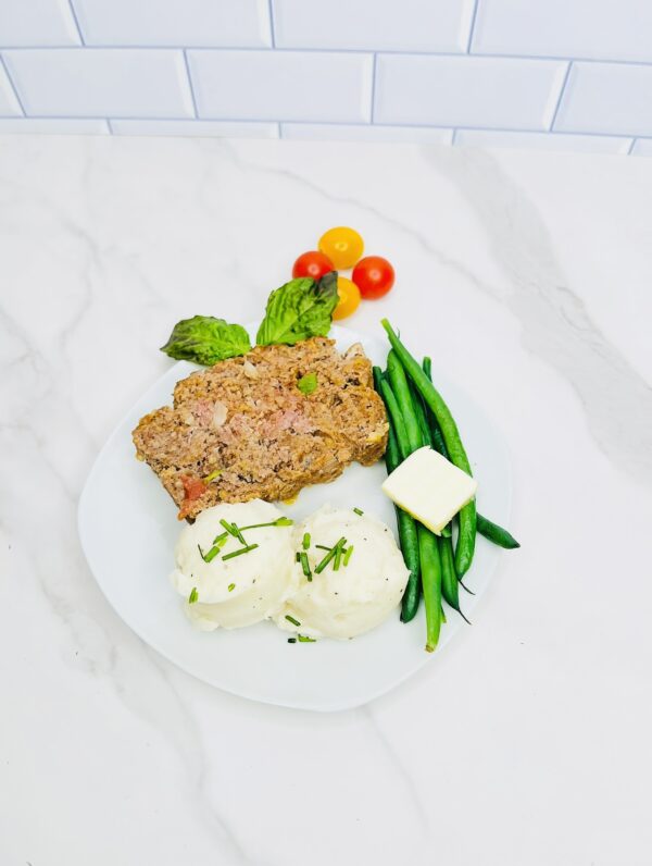 A plate of food with meat, vegetables and mashed potatoes.